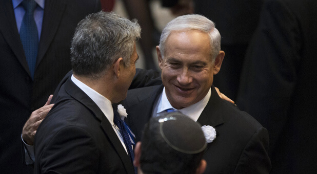 Yair Lapid (l) and Prime Minister Benjamin Netanyahu