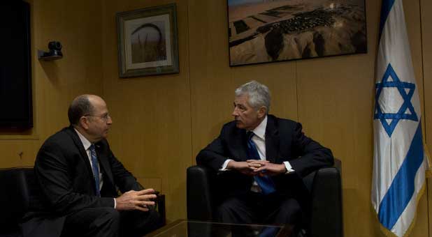 Israeli Defense Minister Moshe Ya'alon (l) and U.S. Secretary of Defense Chuck Hagel