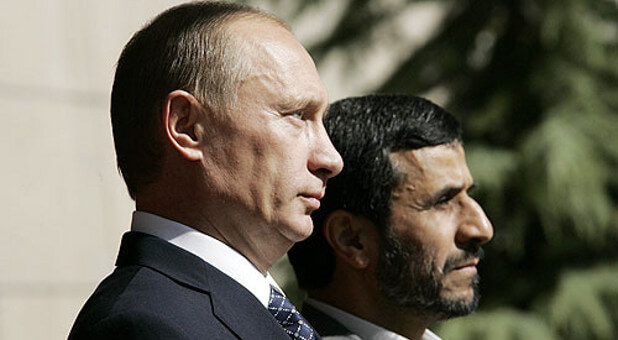 Russian President Vladamir Putin (l) and Iranian President Mahmoud Amadinejad