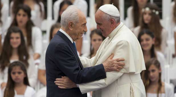 Israeli President Shimon Peres (left) and Pope Francis