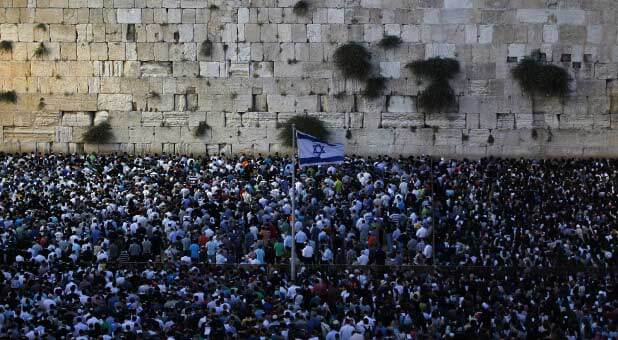 Israelis at wall