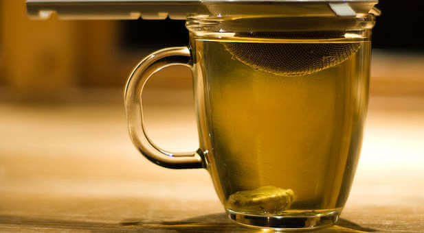 An anti-inflammatory compound in green tea could help ease the pain of rheumatoid arthritis.