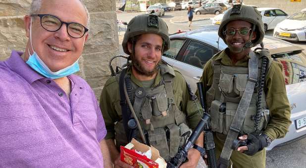 Warm Support for Israeli Soldiers in a Heatwave