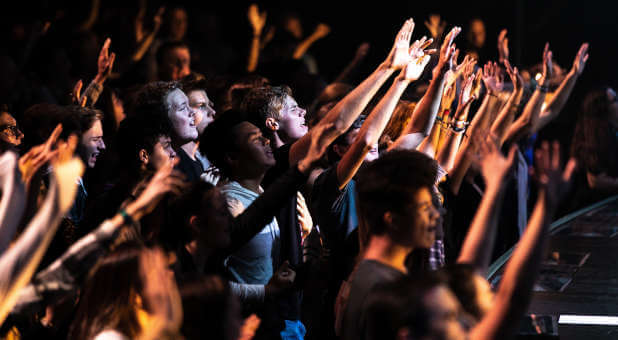 Benny Hinn: How Praise and Worship Change the Heart