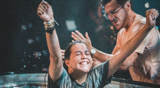 Gen Z’s Getting Baptized, Experiencing Radical Move of God on Public College Campus